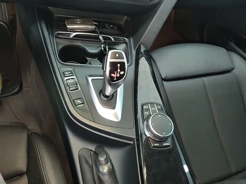 BMW 3 Series 2018 — фото 14