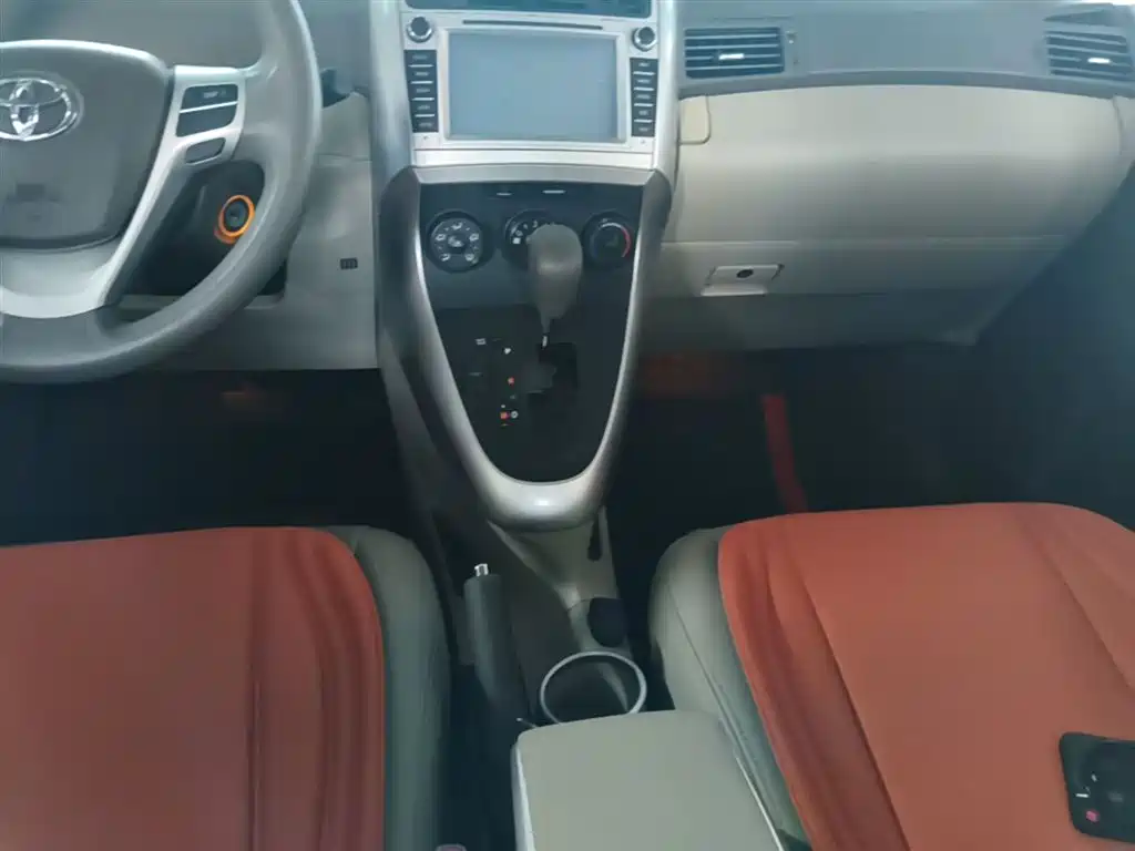 Toyota Verso 2015 — фото 14