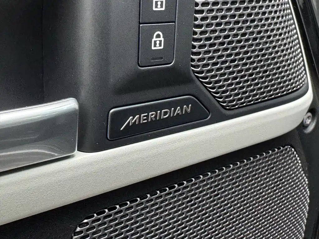 Land Rover Defender 2022 — фото 10