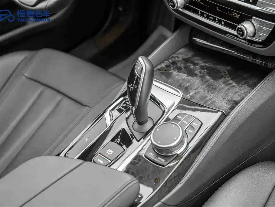 BMW 5 Series 2018 — фото 19