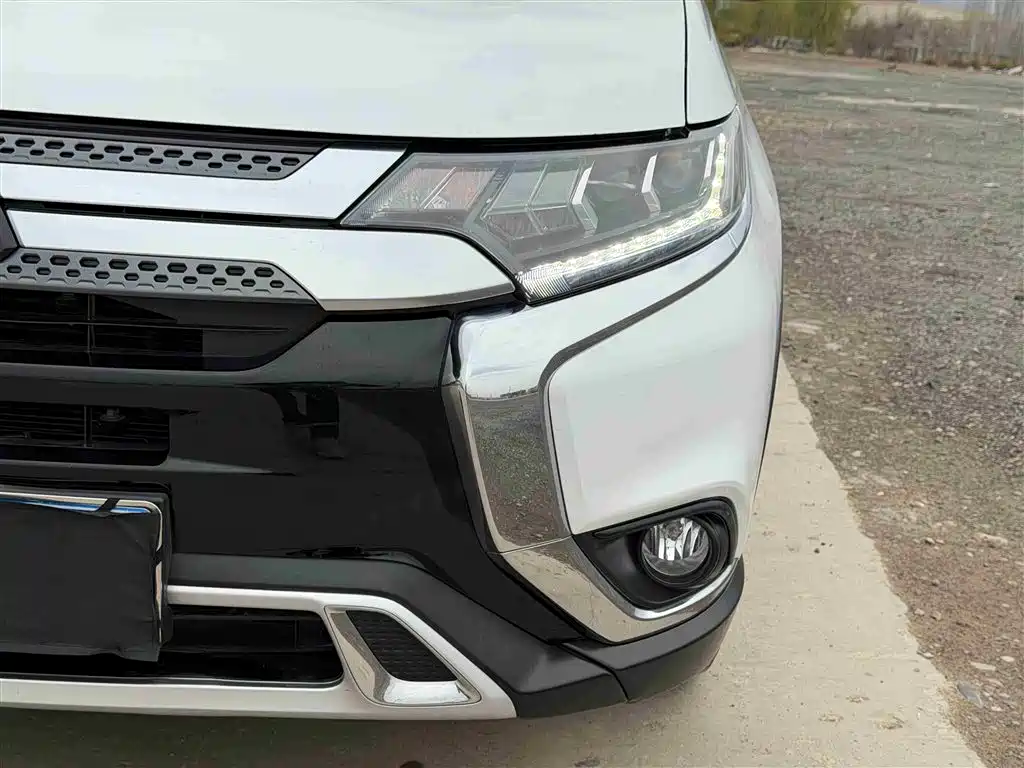 Mitsubishi Outlander 2021 — фото 13