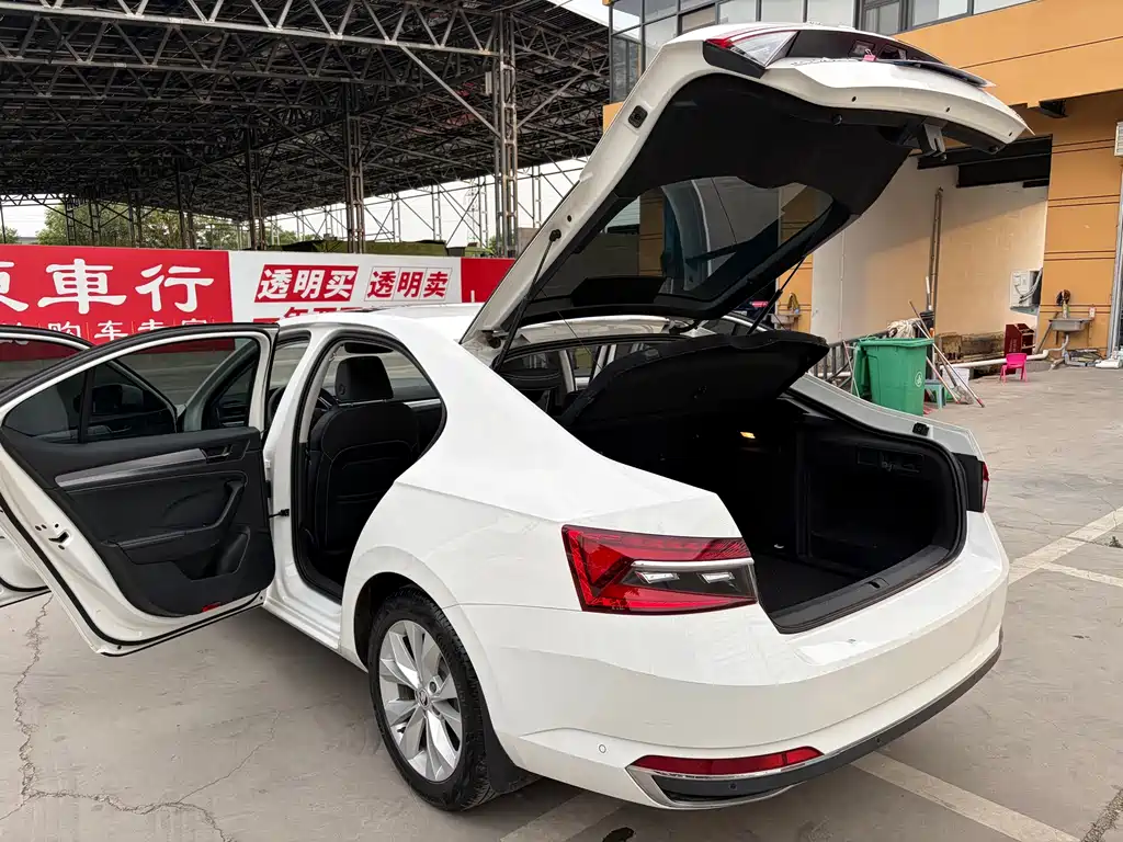 Skoda Superb 2021 — фото 15