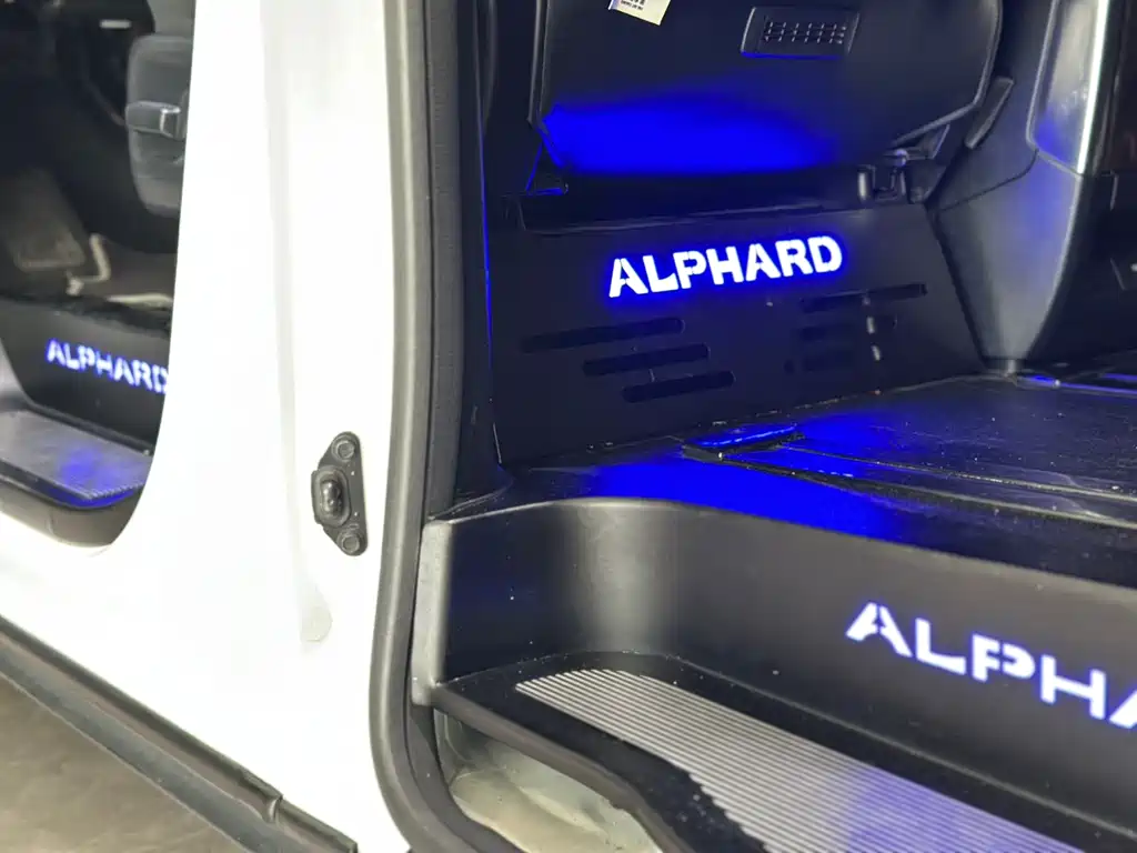 Toyota Alphard 2018 — фото 9