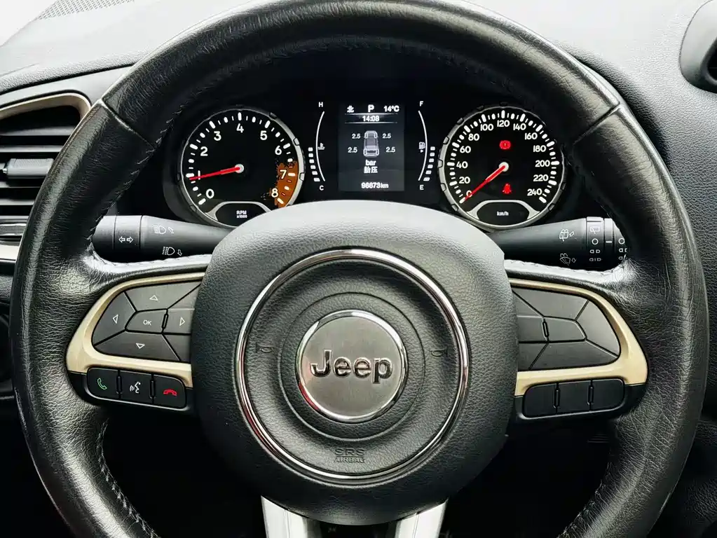 Jeep Renegade 2017 — фото 14