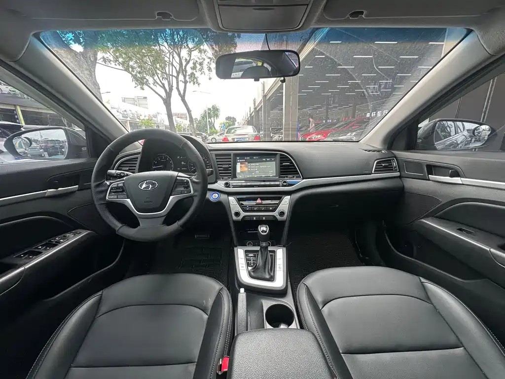 Hyundai Elantra 2018 — фото 9