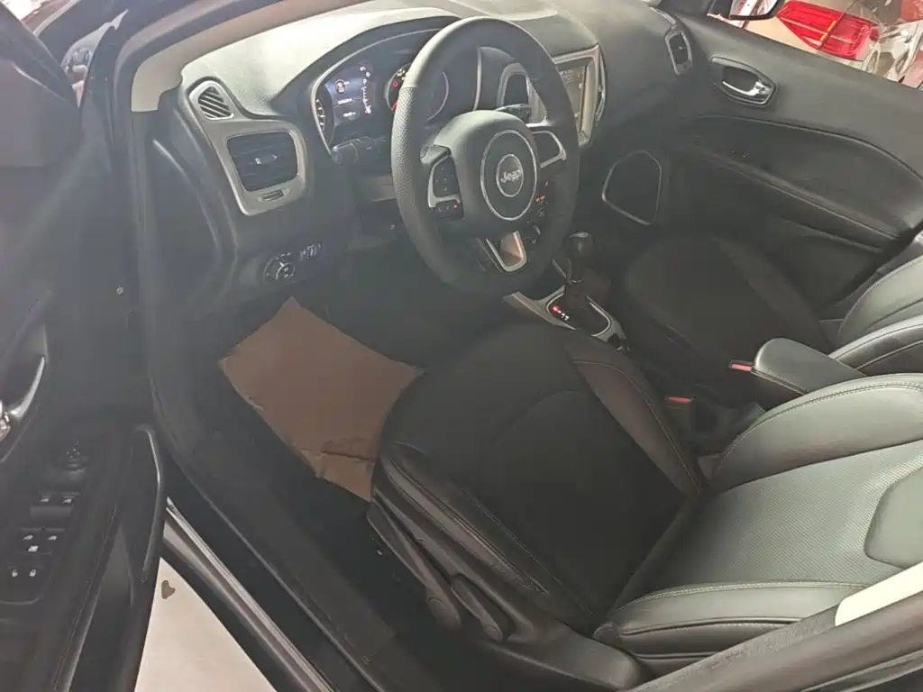 Jeep Compass 2018 — фото 16