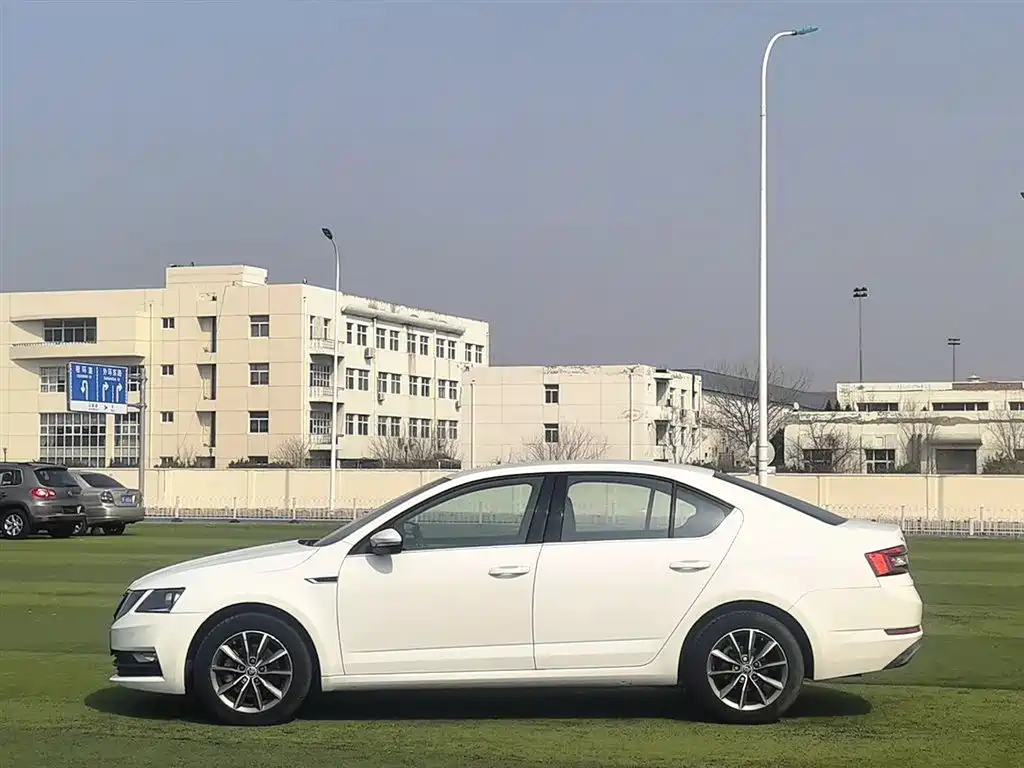 Skoda Octavia 2018 — фото 5