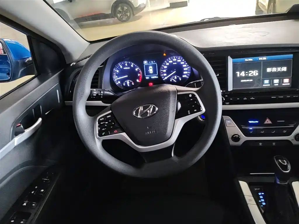 Hyundai Elantra 2017 — фото 11