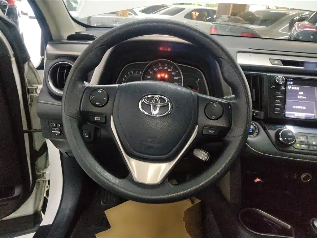 Toyota RAV4 2017 — фото 11