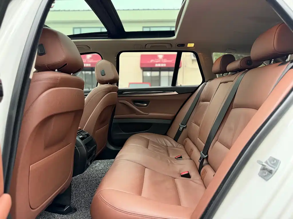 BMW 5 Series 2015 — фото 15