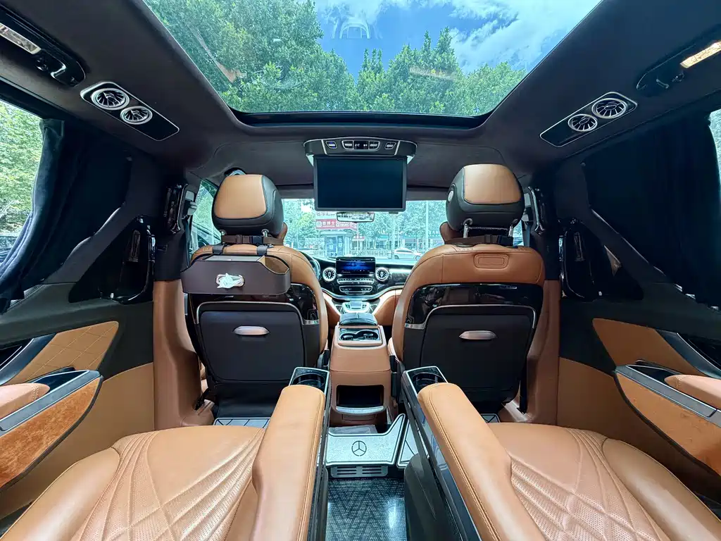 Mercedes-Benz V-Class 2023 — фото 9