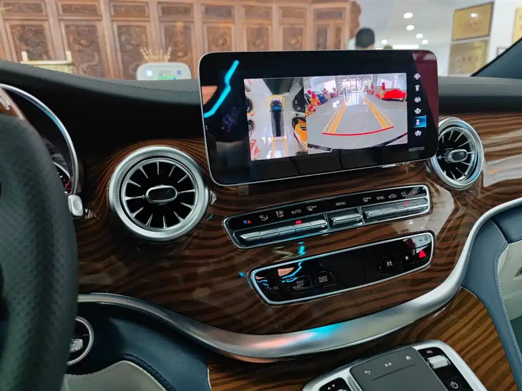 Mercedes-Benz V-Class 2023 — фото 18