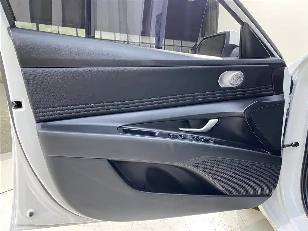Hyundai Elantra 2023 — фото 15