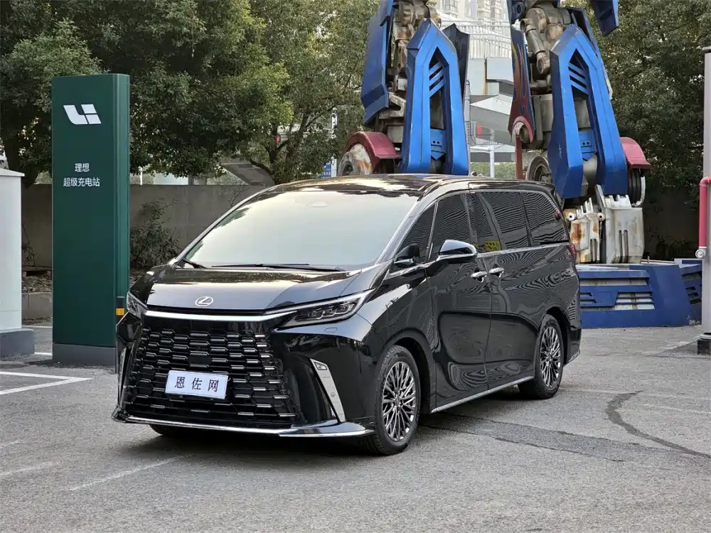 Lexus LM 2025