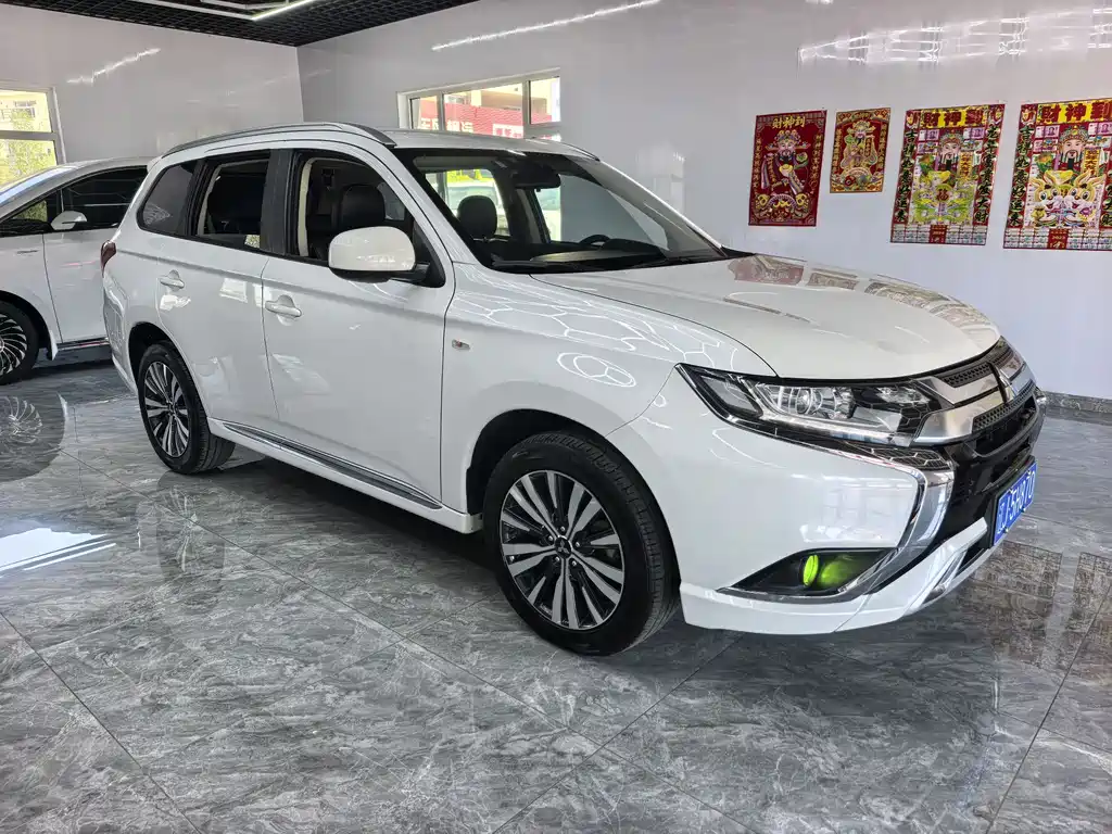 Mitsubishi Outlander 2022 — фото 2