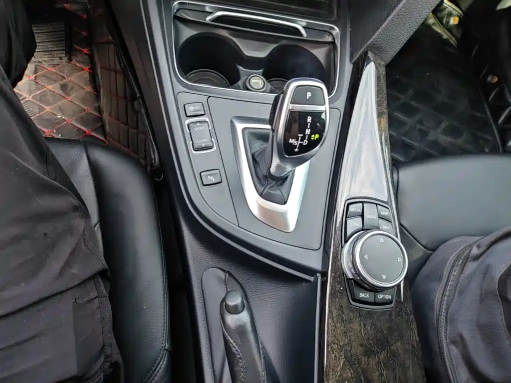 BMW 3 Series 2017 — фото 14