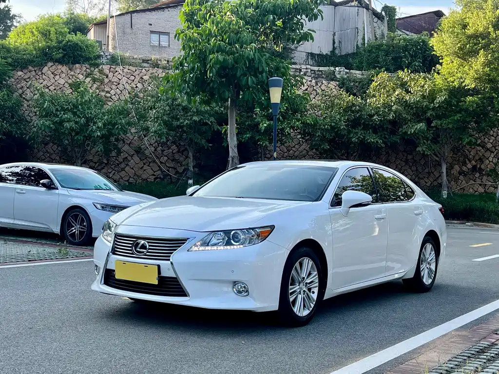 Lexus ES 2014 — фото 1