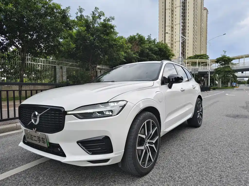 Volvo XC60 Plug-In Hybrid 2021 — фото 1