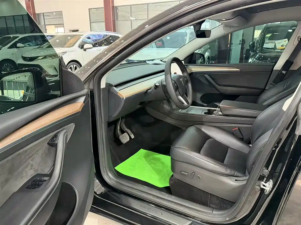 Tesla Model Y 2024 — фото 9