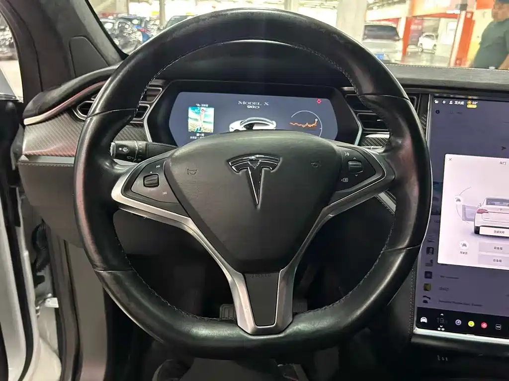 Tesla Model X 2017 — фото 11