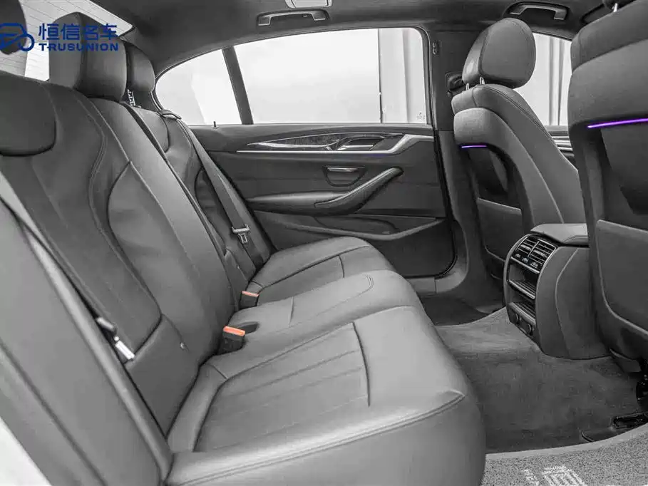 BMW 5 Series 2018 — фото 16