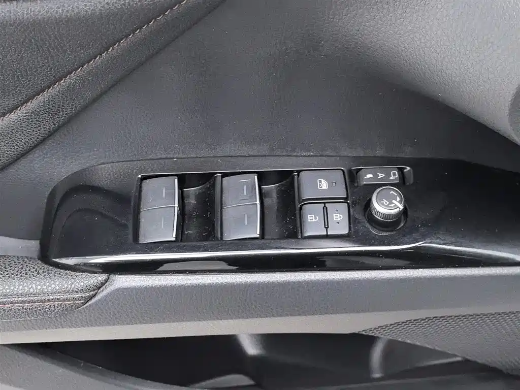 Toyota Camry 2023 — фото 9
