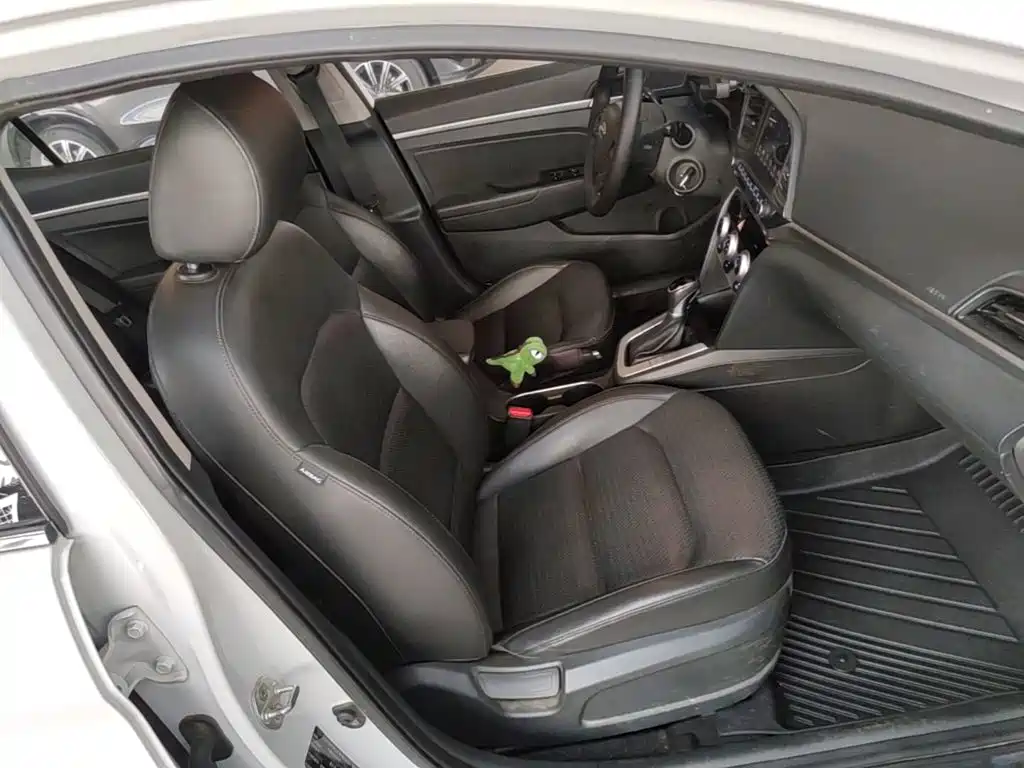 Hyundai Elantra 2020 — фото 25