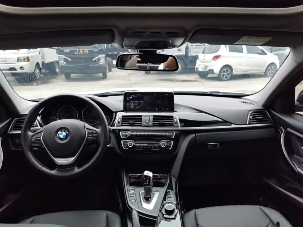 BMW 3 Series 2017 — фото 16