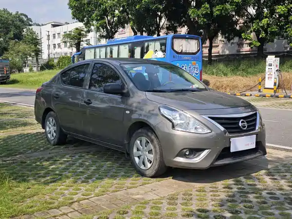 Nissan Sunny 2016