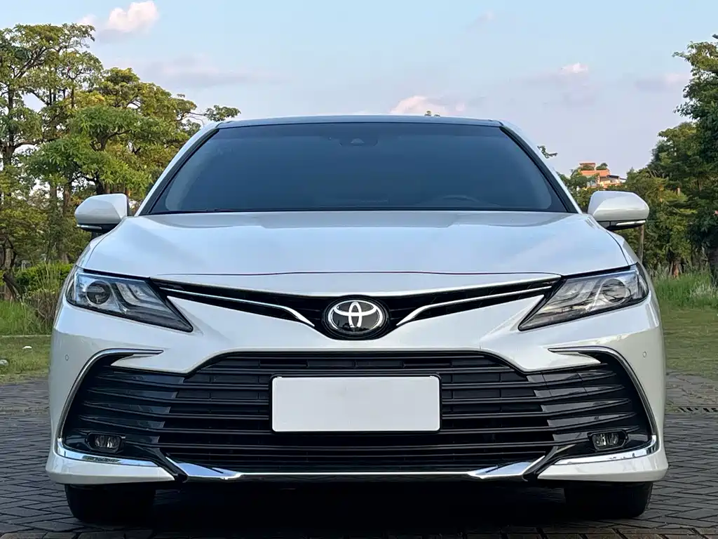 Toyota Camry 2023 — фото 2