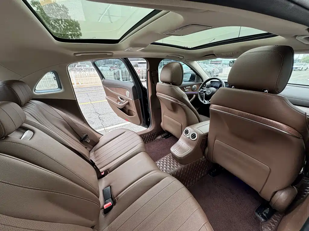 Mercedes-Benz E-Class 2023 — фото 12