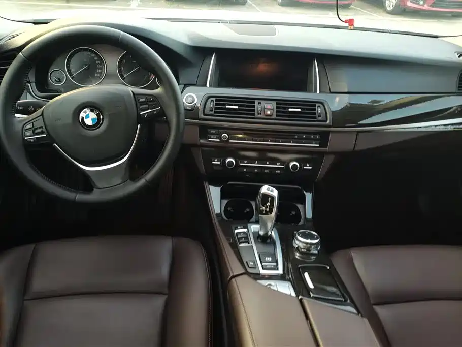 BMW 5 Series 2016 — фото 12