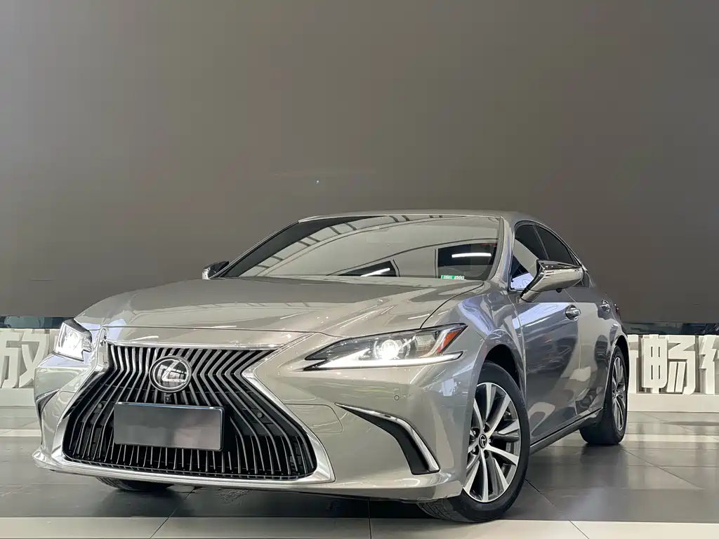 Lexus ES 2020 — фото 1