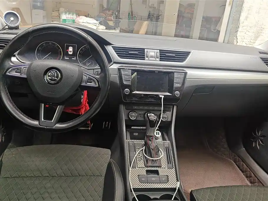 Skoda Superb 2016 — фото 12