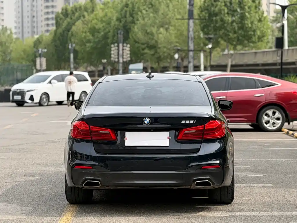 BMW 5 Series 2018 — фото 11