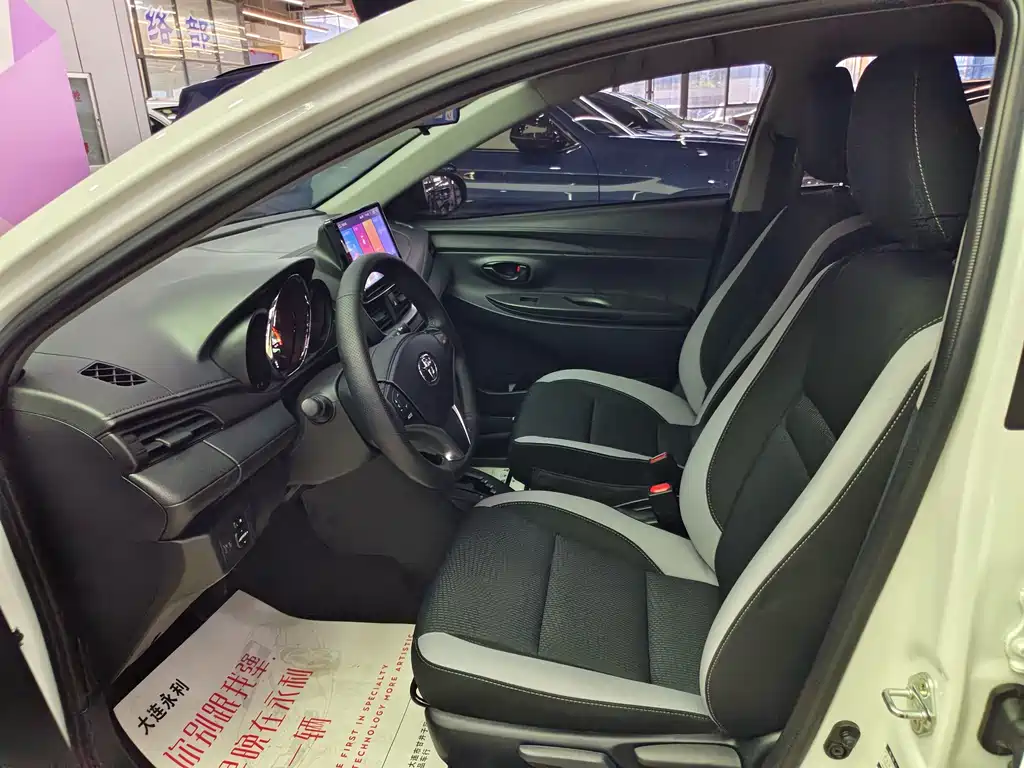 Toyota Yaris L 2022 — фото 10