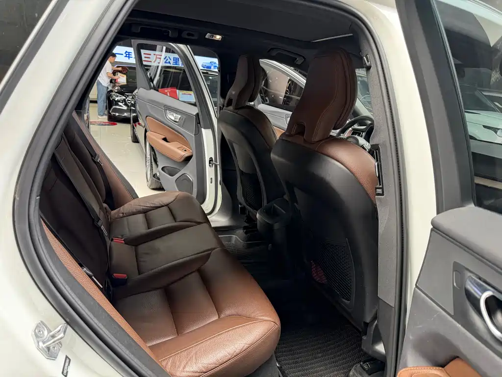 Volvo XC60 2021 — фото 15
