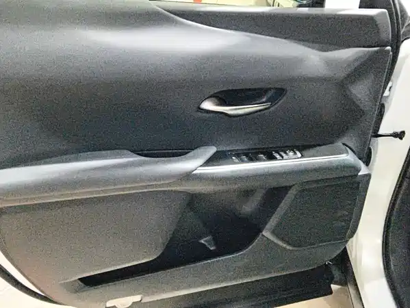 Lexus UX 2024