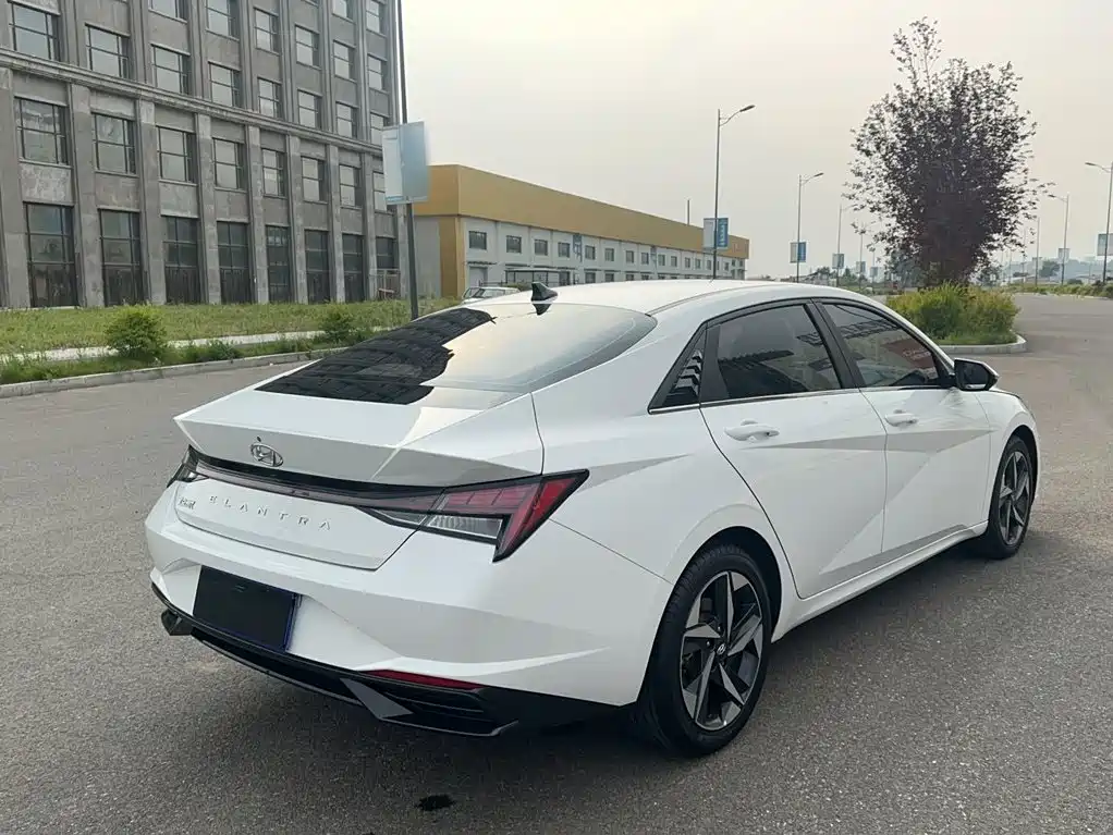 Hyundai Elantra 2021 — фото 14