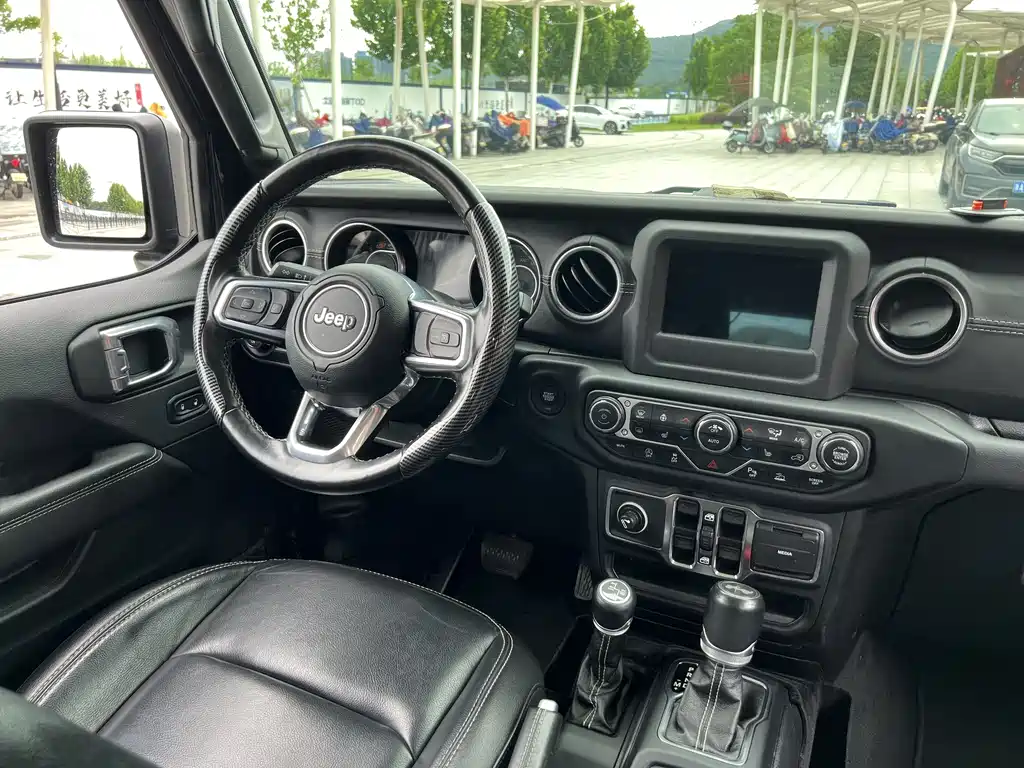 Jeep Wrangler 2021 — фото 12