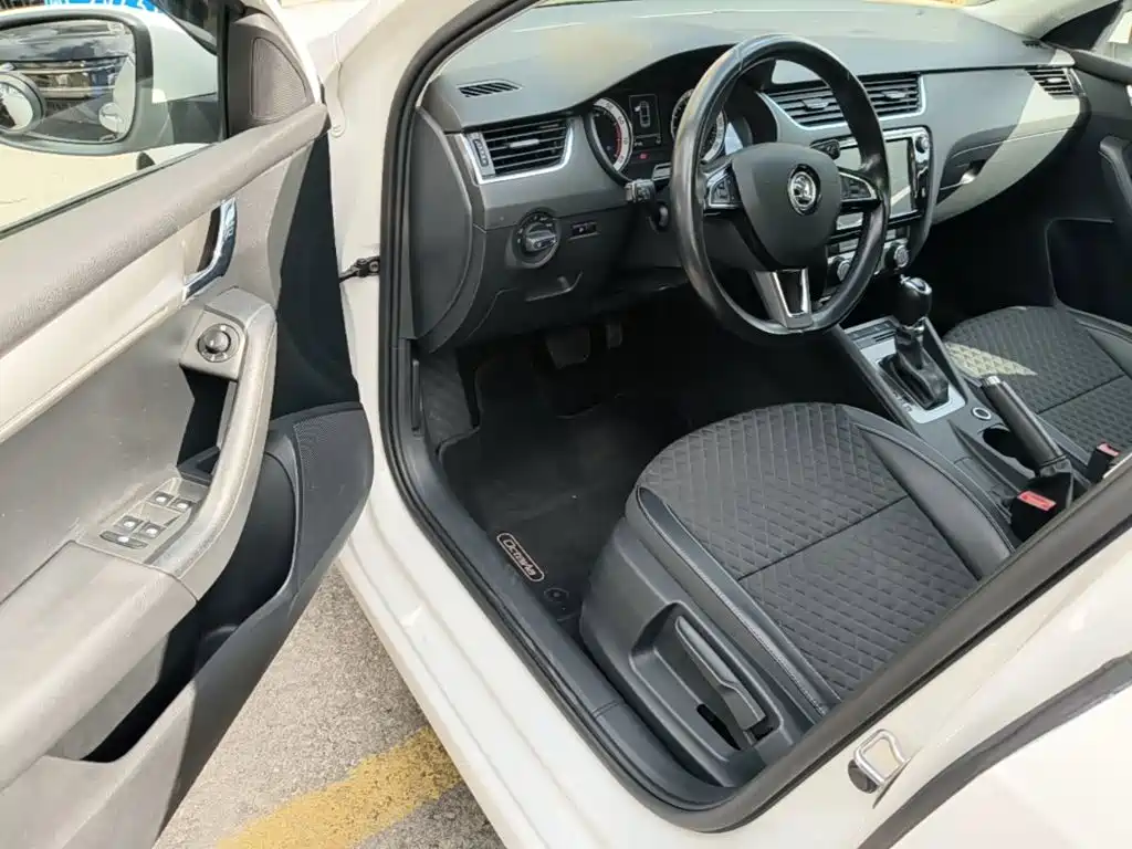 Skoda Octavia 2017 — фото 16