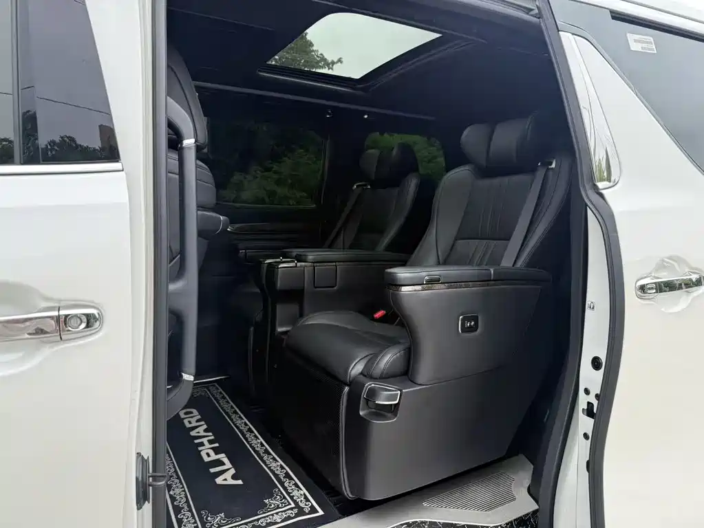Toyota Alphard 2023 — фото 9