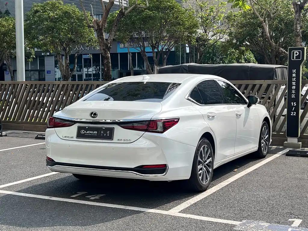 Lexus ES 2022 — фото 13