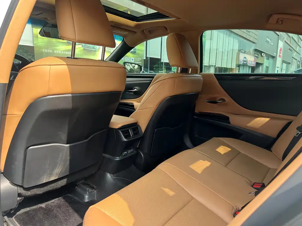 Lexus ES 2022