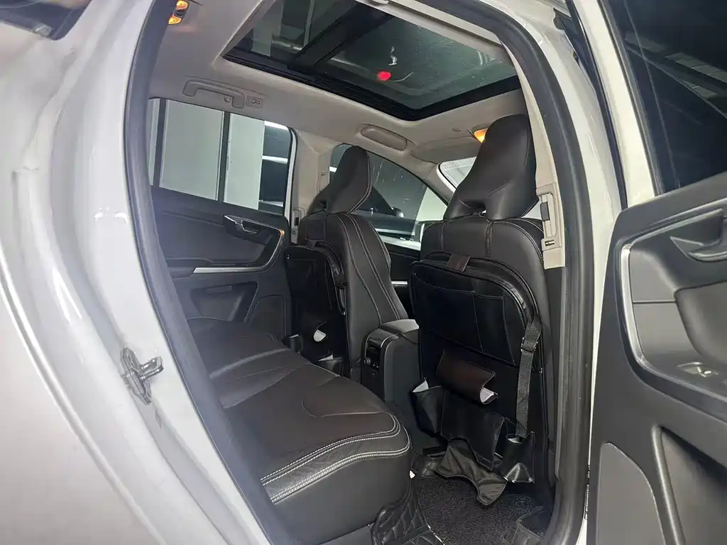 Volvo XC60 2017 — фото 10