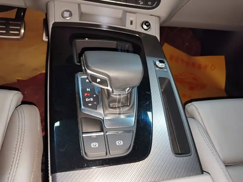 Audi Q5L 2023 — фото 14