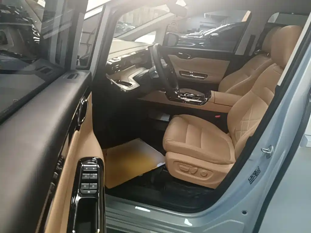 GAC Motor E8 PHEV 2024 — фото 16