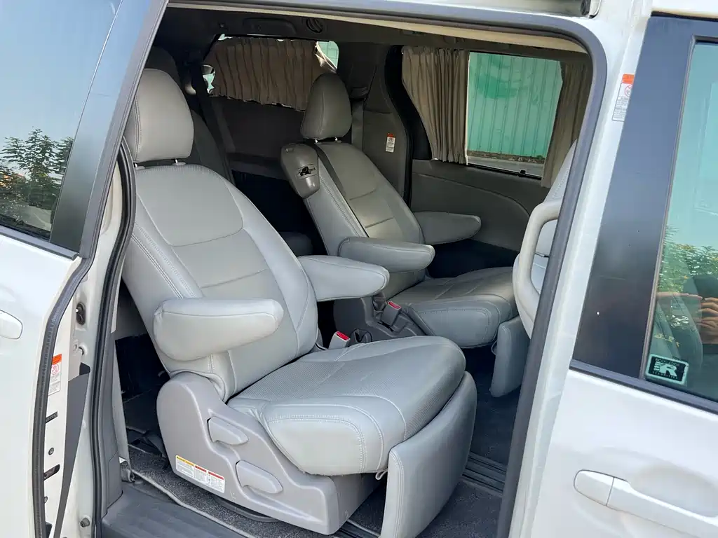 Toyota Sienna 2017 — фото 14