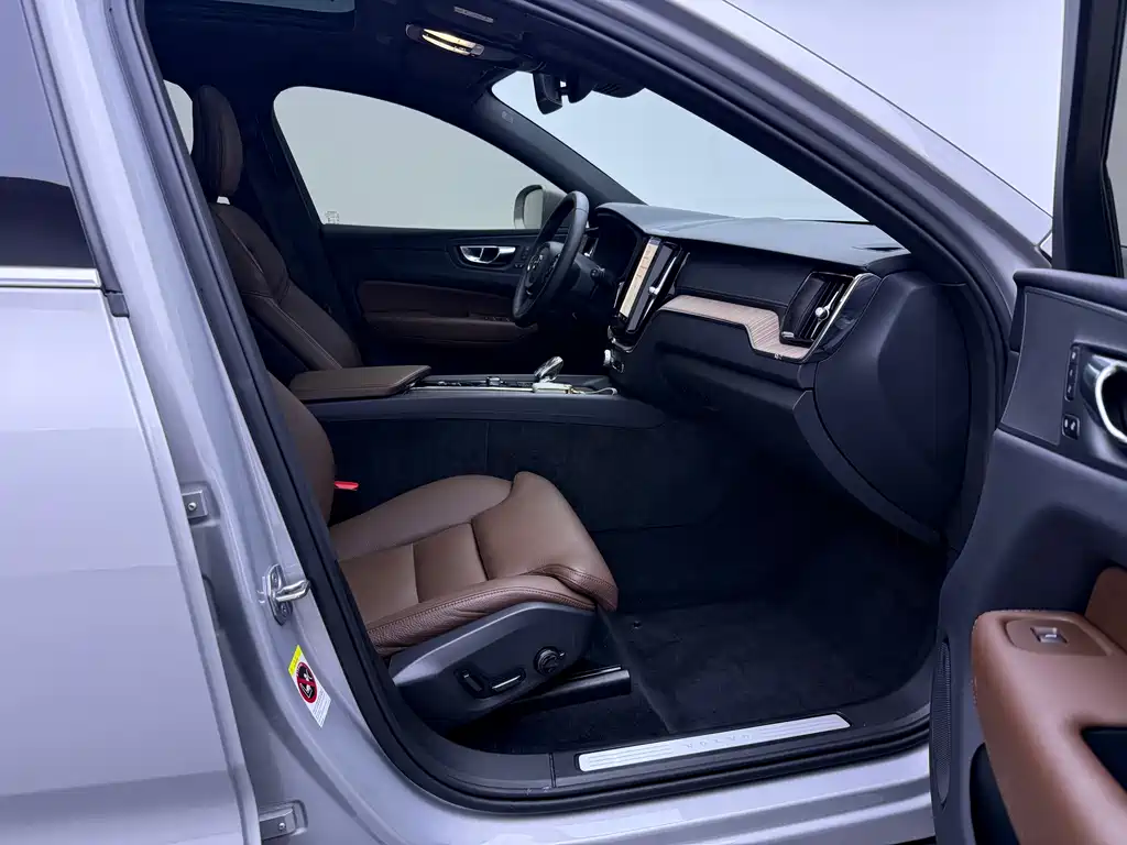 Volvo XC60 2022 — фото 22