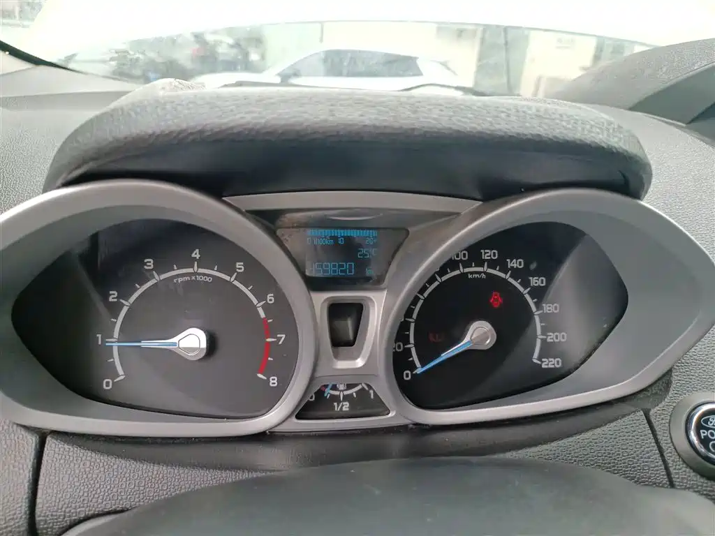Ford Ecosport 2015 — фото 12